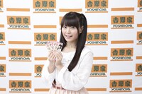 割引クーポンを手にほほえむ竹達彩奈。
