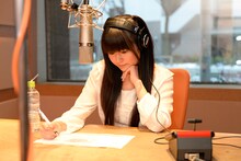 店内コメント放送収録中の竹達彩奈。