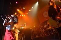 「無謀！SUNDAYSのTSUTAYA O-WESTワンマンライブ～まじパネェ～」の様子。（撮影：朝岡英輔）