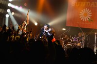 「無謀！SUNDAYSのTSUTAYA O-WESTワンマンライブ～まじパネェ～」の様子。（撮影：朝岡英輔）