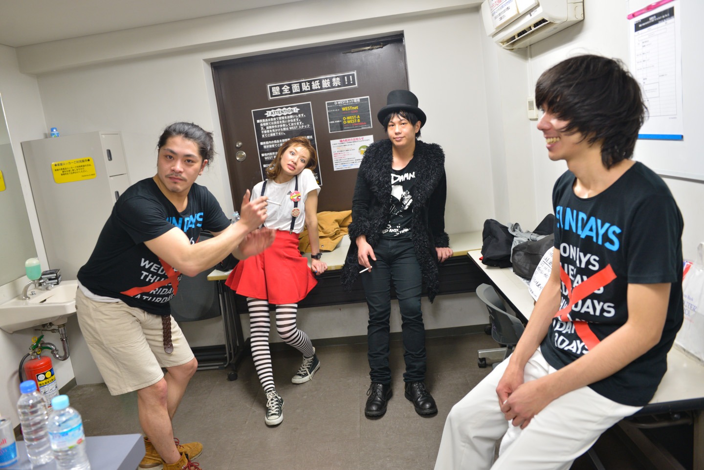 「無謀！SUNDAYSのTSUTAYA O-WESTワンマンライブ～まじパネェ～」のバックステージの様子。（撮影：朝岡英輔）
