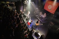 「無謀！SUNDAYSのTSUTAYA O-WESTワンマンライブ～まじパネェ～」の様子。（撮影：朝岡英輔）
