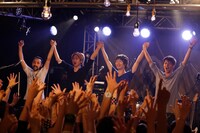10代の観客を前に挨拶をするNICO Touches the Walls。