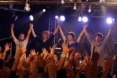 10代の観客を前に挨拶をするNICO Touches the Walls。