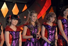 左から嗣永桃子、夏焼雅、菅谷梨沙子、熊井友理奈。