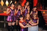 デビュー10周年を祝うバースデーケーキを囲むBerryz工房。