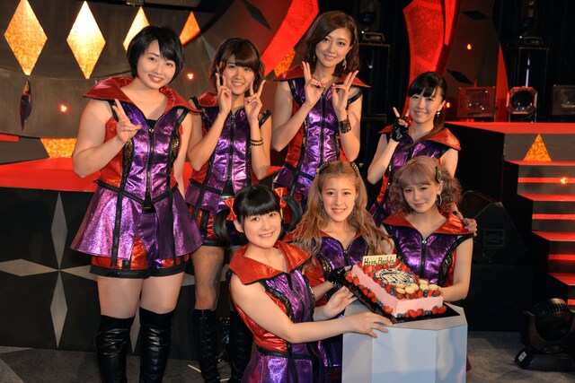 デビュー10周年を祝うバースデーケーキを囲むBerryz工房。