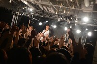 NICO Touches the Walls「カベ ニ ミミ DAY20『O』」の様子。