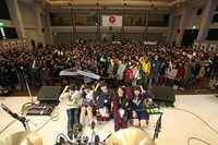 ファンとともに記念撮影をするたんこぶちん。