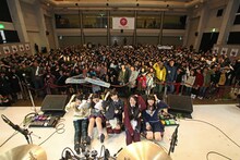 ファンとともに記念撮影をするたんこぶちん。