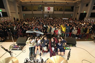 ファンとともに記念撮影をするたんこぶちん。