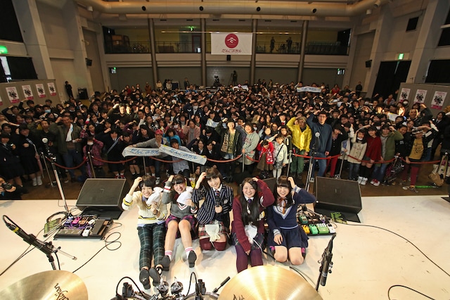 ファンとともに記念撮影をするたんこぶちん。