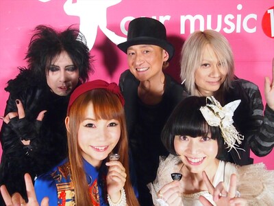 左から恩田快人、中川翔子、五十嵐公太、小南泰葉、藤本泰司。