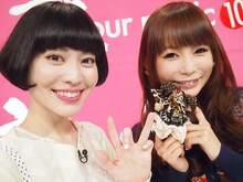 「僕らの音楽」トーク収録後の小南泰葉と中川翔子。中川が持っているのは小南がプレゼントした手作り藁人形。