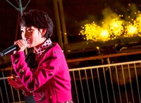 花火をバックに歌唱する剛力彩芽