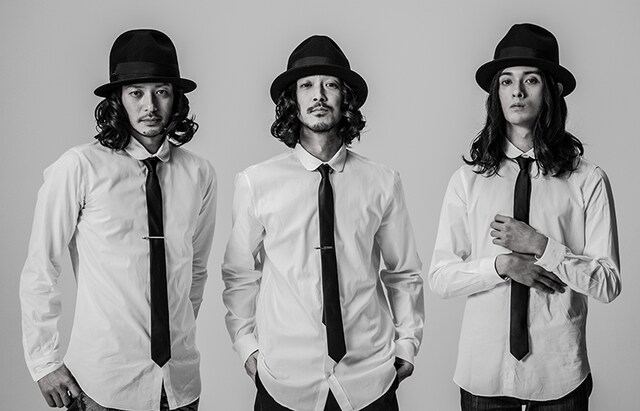 オダギリジョー、栗原類、大橋トリオの3ショットポストカード。