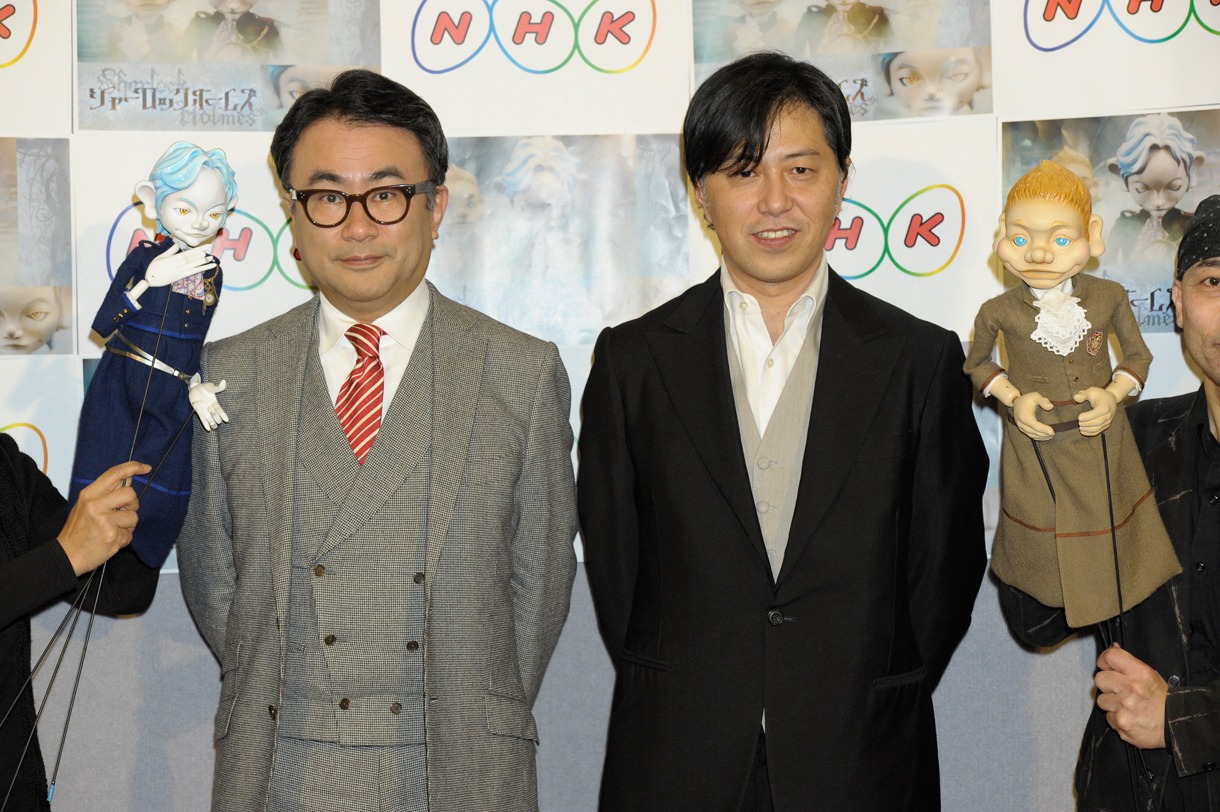 昨日3月2日に行われた記者会見の様子。左から三谷幸喜と、パペットデザインを手がけた井上文太。