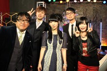 前列左よりカンニング竹山、大森靖子、藤岡みなみ、後列はスパローズ。