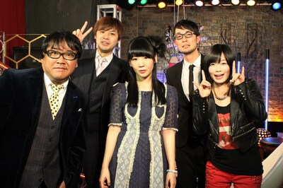 前列左よりカンニング竹山、大森靖子、藤岡みなみ、後列はスパローズ。