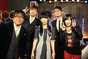 前列左よりカンニング竹山、大森靖子、藤岡みなみ、後列はスパローズ。