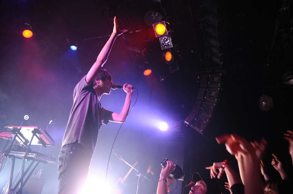 安島裕輔（Vo, G, Syn / The Flickers）