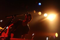 安島裕輔（Vo, G, Syn / The Flickers）