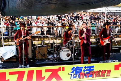 船上でライブパフォーマンスを展開するウルフルズ。