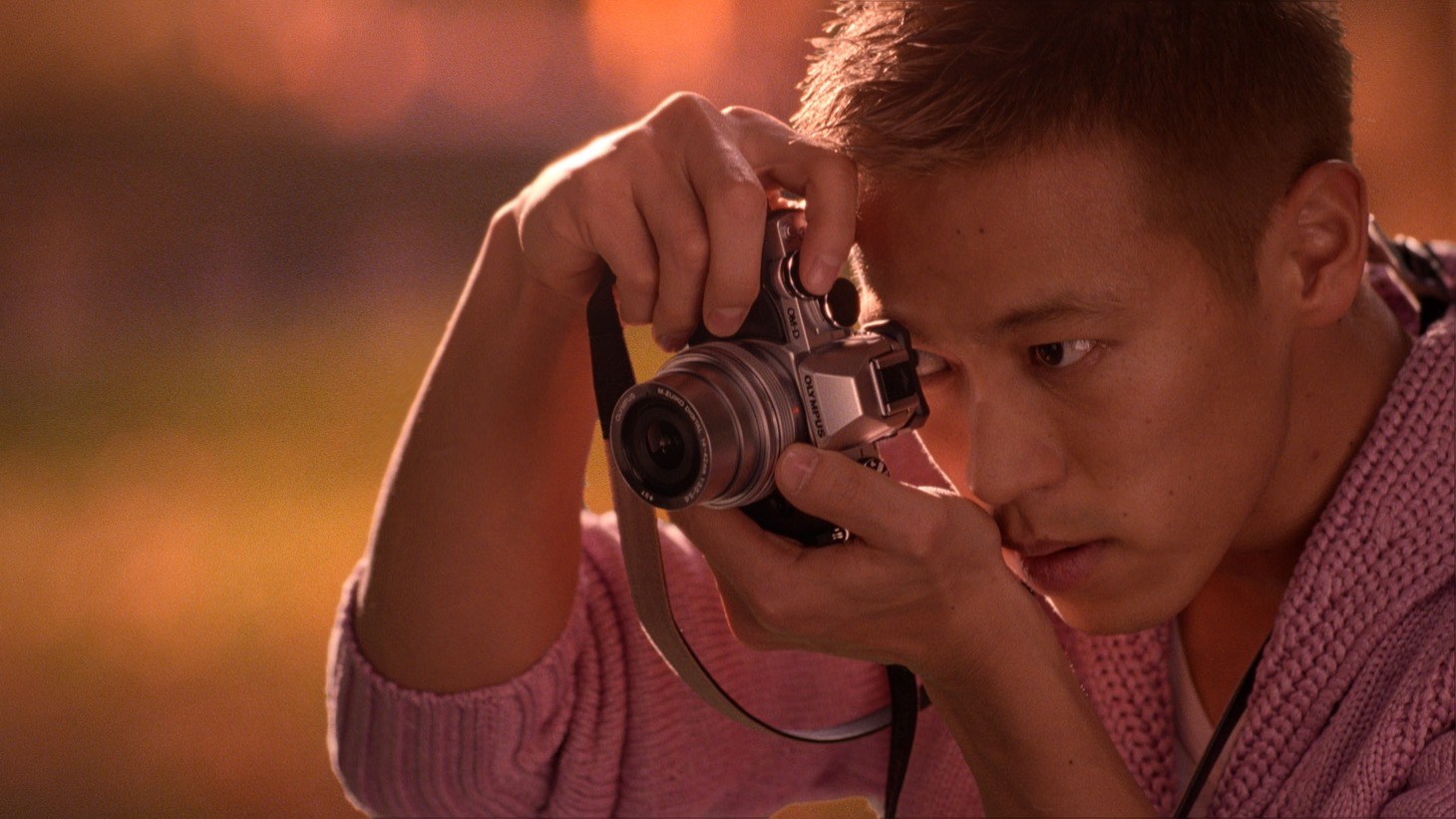 オリンパス「OM-D E-M10」のテレビCM“Hand in hand”編のワンシーン。