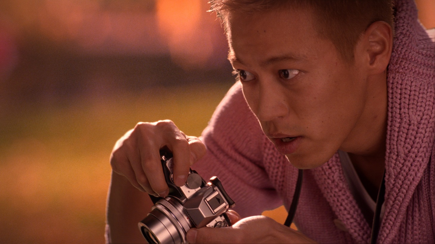 オリンパス「OM-D E-M10」のテレビCM“Hand in hand”編のワンシーン。