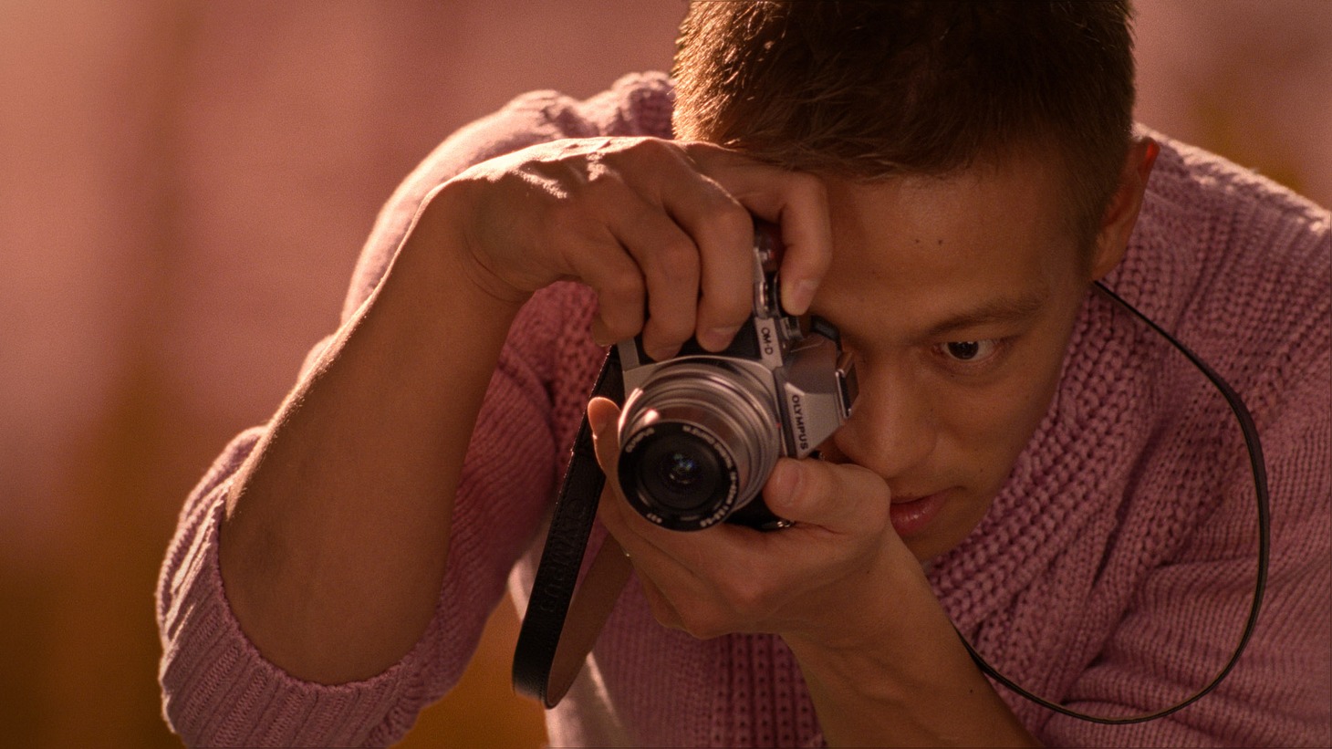 オリンパス「OM-D E-M10」のテレビCM“Hand in hand”編のワンシーン。