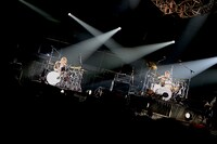 茂木欣一（Dr）と高里悟（Dr, Vo）によるドラムバトルの様子。 （photo by Rickey Wang）