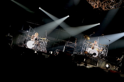 茂木欣一（Dr）と高里悟（Dr, Vo）によるドラムバトルの様子。 （photo by Rickey Wang）