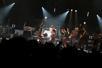 MONGOL800と東京スカパラダイスオーケストラによる共演の様子。 （photo by Rickey Wang）