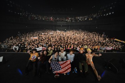 グッドモーニングアメリカ＆Nothing's Carved In Stoneの記念写真。