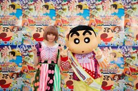 左からきゃりーぱみゅぱみゅ、野原しんのすけ。