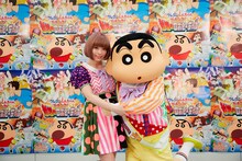 左からきゃりーぱみゅぱみゅ、野原しんのすけ。