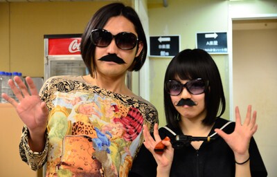 左から須藤寿（Vo, G / 髭）、朝倉みずほ（BELLRING少女ハート）。