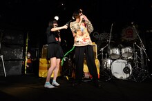 ロシアンルーレットの様子。左から朝倉みずほ（BELLRING少女ハート）、須藤寿（Vo, G / 髭）。