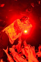 須藤寿（Vo, G / 髭）