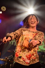 須藤寿（Vo, G / 髭）