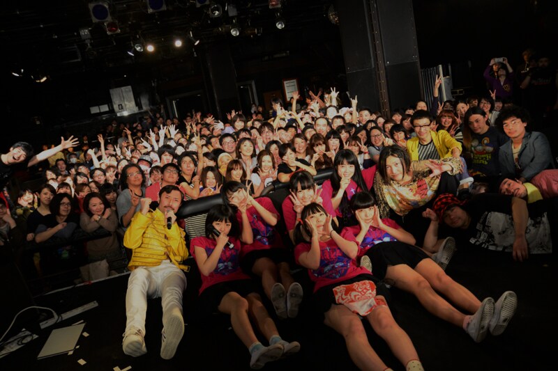 「QUATTRO MIRAGE vs @JAM vol.1」出演者による記念撮影の様子。