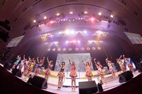 SUPER☆GiRLS「SUPER☆GiRLS LIVE 2014 ～超絶革命～ at パシフィコ横浜国立大ホール」でのライブの様子。