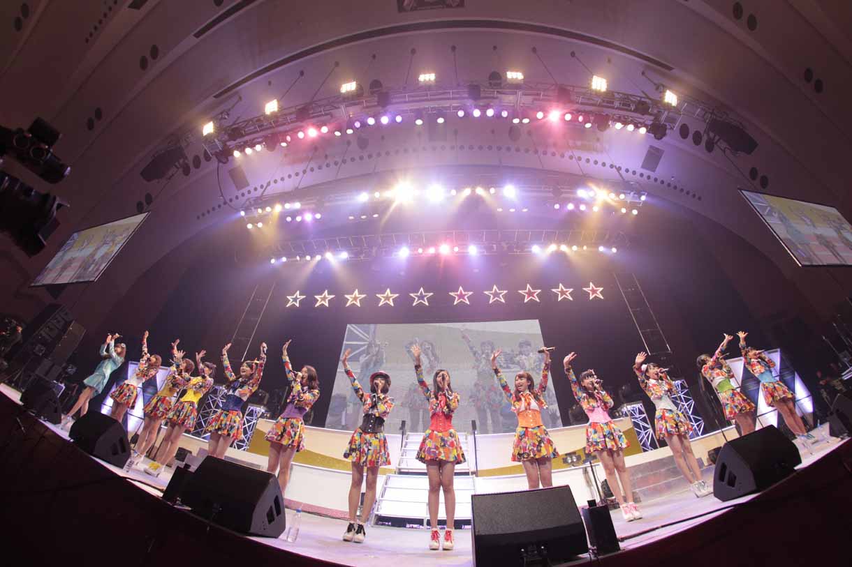 SUPER☆GiRLS「SUPER☆GiRLS LIVE 2014 ～超絶革命～ at パシフィコ横浜国立大ホール」でのライブの様子。