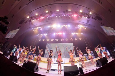 SUPER☆GiRLS「SUPER☆GiRLS LIVE 2014 ～超絶革命～ at パシフィコ横浜国立大ホール」でのライブの様子。