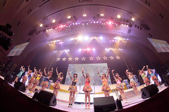 SUPER☆GiRLS「SUPER☆GiRLS LIVE 2014 ～超絶革命～ at パシフィコ横浜国立大ホール」でのライブの様子。