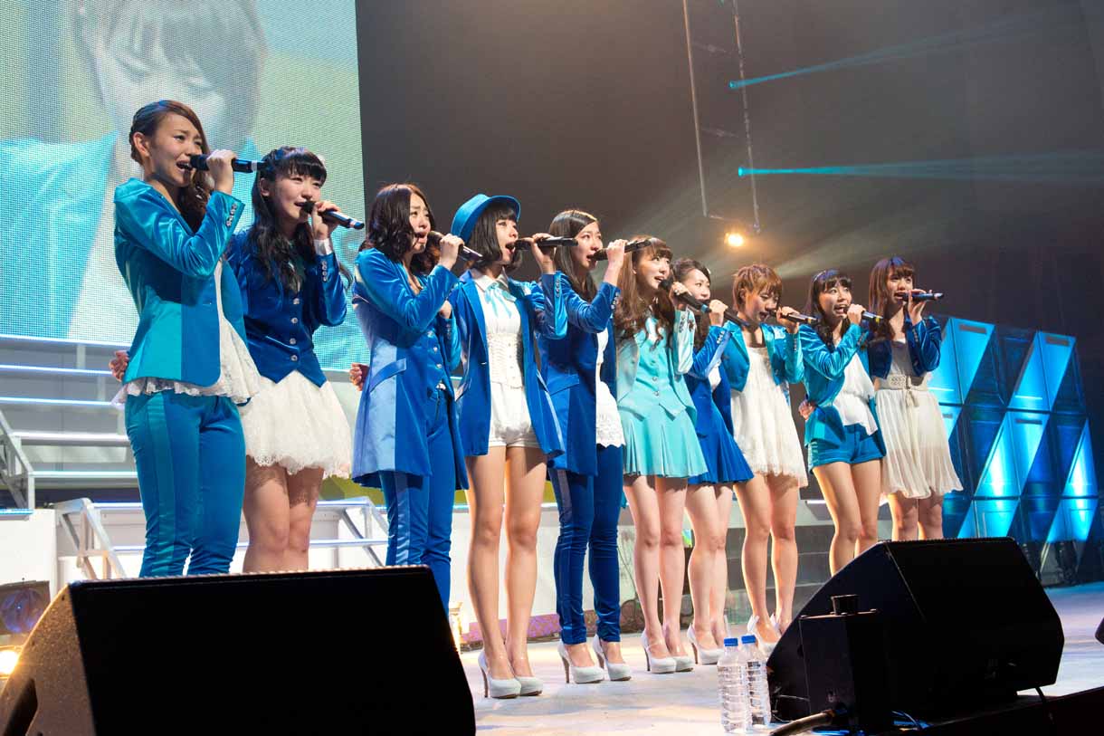 SUPER☆GiRLS「SUPER☆GiRLS LIVE 2014 ～超絶革命～ at パシフィコ横浜国立大ホール」でのライブの様子。