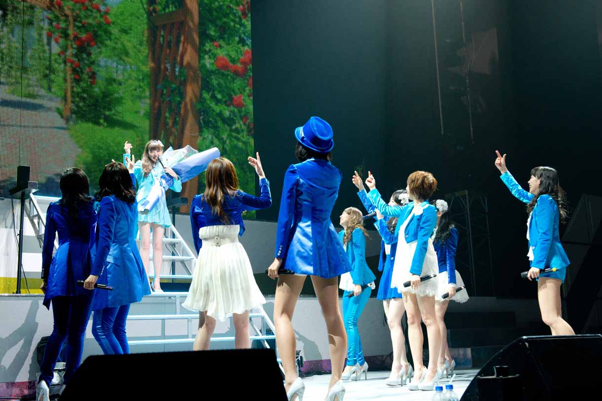 SUPER☆GiRLS「SUPER☆GiRLS LIVE 2014 ～超絶革命～ at パシフィコ横浜国立大ホール」でのライブの様子。