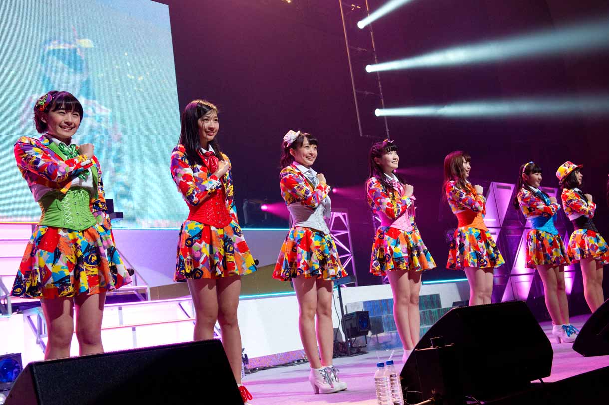 SUPER☆GiRLS「SUPER☆GiRLS LIVE 2014 ～超絶革命～ at パシフィコ横浜国立大ホール」でのライブの様子。