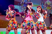 左から渡邉ひかる、前島亜美、志村理佳。
