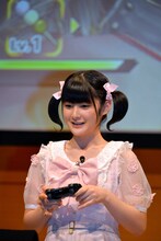 「戦国無双4」をプレイする嗣永桃子。